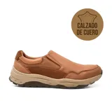 Zapato casual marrón de cuero liso, sin cordones, con elásticos laterales y suela de goma color beige.