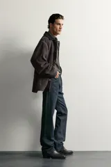 Jeans slim straight fit confeccionados en denim de algodón de origen italiano. Presentan un diseño de cinco bolsillos, tiro bajo, pierna recta y cierre frontal de botonadura.