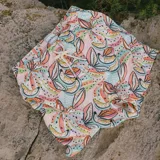 Short de baño Von Braun con estampado colorido de frutas tropicales. Cuenta con cintura elástica con cordón ajustable, dos bolsillos laterales y un bolsillo trasero. Incluye interior de red hipoalergénica.