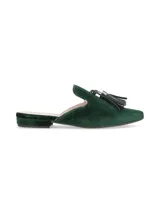 Zueco plano de terciopelo verde oscuro, con diseño destalonado, punta fina y detalle de borla decorativa en el empeine.