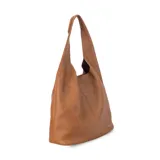 Cartera de hombro tipo hobo en símil cuero color negro, de diseño amplio y correa integrada.