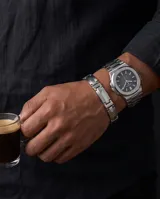 Pulsera de eslabones de acero inoxidable con acabado pulido y cierre de seguridad integrado.