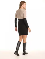 Vestido corto de tejido de punto acanalado, con diseño color block en tono arena jaspeado en la parte superior y negro en la parte inferior. Tiene cuello redondo y mangas largas.