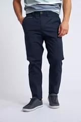 Pantalón chino de gabardina en color azul marino, con corte regular, cierre de botón y bolsillos laterales.