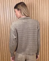 Cardigan de punto color tostado, con cuello camisero, cierre frontal de botones y mangas largas.