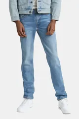 Jeans de corte slim fit con diseño de cinco bolsillos, cierre de bragueta y costuras reforzadas. Presenta un acabado en denim azul lavado con un calce estilizado en muslos y piernas.
