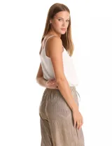 Pantalón wide leg de tiro alto con diseño plisado vertical y acabado metalizado en tono dorado. Presenta una cintura elástica fruncida con lazo de ajuste frontal y bolsillos laterales ocultos.