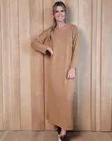 Vestido midi de lanilla color camel, con corte holgado, mangas largas y bolsillo frontal en el pecho.