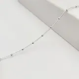 Pulsera semirrígida de plata 925 compuesta por tres cadenas de diferentes estilos: una cadena de eslabones ovalados, una cadena de esferas pequeñas y una cadena de eslabones tipo rolo.