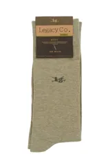 Media lisa color arena de la marca Legacy Co., con logo bordado en azul oscuro. Tejido multi-stretch de algodón para frescura y confort.