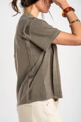 Remera de algodón peinado con efecto lavado, cuello redondo y mangas cortas, de calce ajustado al cuerpo.