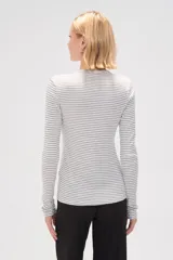 Cardigan de algodón color gris melange, con cuello redondo, cierre frontal con botones y mangas largas.