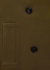 Chaqueta corta de doble botonadura en color verde militar, con cuello de solapa, bolsillos laterales, trabillas en los hombros y mangas largas con puños abotonados.