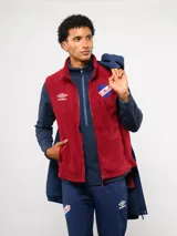 Parka de abrigo Umbro del Club Nacional de Football, con diseño de bloques de color en azul, rojo y blanco. Cuenta con capucha, cierre frontal, bolsillos frontales y el escudo del club bordado en el pecho.