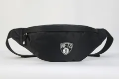 Riñonera negra de nylon con logo de los Brooklyn Nets estampado en blanco. Tiene doble cierre y correa regulable.