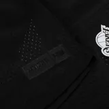 Musculosa de básquet negra con tejido de malla, cuello y sisas en gris. Estampado frontal con el logo y nombre de Los Angeles Lakers en efecto desgastado.