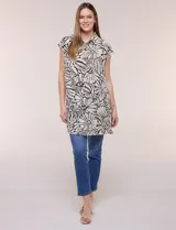 Túnica de gasa negra con estampado floral en tonos azules y blancos, cuello camisero, manga corta y cierre frontal de botones.