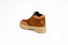 Bota corta color marrón óxido de cuero gamuzado, con plataforma de goma color beige y cierre frontal con cremallera.