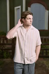 Camisa de manga corta con fit relajado y cuello resort. Cierre con botones al frente y diseño a rayas verticales en tonos beige, blanco y naranja. Confeccionada en tejido plano de algodón y algodón orgánico, estilo liviano ideal para el verano.