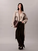 Cartera tote pequeña Calvin Klein de color bordó, con estampado geométrico de monograma, doble asa de mano y monedero o cartera mini interior a juego con cierre y logo dorado.