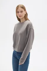 Buzo gris de corte ancho y cuello redondo.