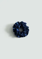 Accesorio para el pelo azul marino con diseño de volantes.
