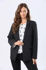 Blazer liso color negro, de corte clásico con solapa tradicional, botón frontal y bolsillos con solapa. Forro interior a rayas en las mangas.