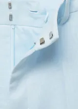 Pantalon de vestir de corte recto y tiro alto, confeccionado en lino color celeste. Presenta cierre oculto con botón, gancho y cremallera, trabillas para cinturón, bolsillos laterales y bolsillos de ribete en la parte posterior.