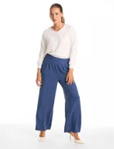 Pantalón tipo palazzo de crepe, marca Ninety. Presenta un diseño holgado y fluido de tiro alto, con pinzas en la parte delantera y bolsillos funcionales. Cuenta con pretina lisa en el frente y elástica en la parte posterior.