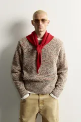 Jersey de corte relajado tejido con hilatura de lana, con cuello redondo y manga larga, de diseño multicolor con motas en contraste.