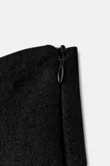 Shorts de tiro alto confeccionados en mezcla de lana, con bajo decorado con aplicación de pelo sintético a tono. Presenta cierre lateral con cremallera oculta.