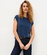 Blusa de manga corta con diseño recto y cuello redondo. Presenta detalles de pespuntes verticales en contraste en el frente y un acabado sin sisa.