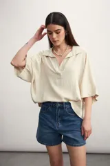 Short de jean azul de tiro alto, corte recto y bolsillos delanteros y traseros.