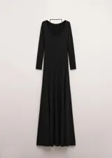 Vestido largo negro de manga larga, con escote redondo y diseño ajustado que se ensancha levemente hacia el suelo.