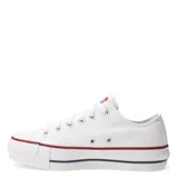 Championes Converse modelo Chuck Taylor All Star Lift, de corte bajo con plataforma doble. Confeccionados en lona de algodón blanca, cuentan con puntera de goma, cierre por cordones y detalles de líneas en contraste en la suela.