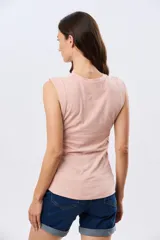 Musculosa de algodón color beige, de corte clásico con cuello redondo y diseño liso.