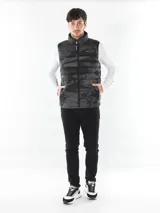 Chaleco acolchado Calvin Klein con diseño de camuflaje en tonos grises y negros, cuello alto y cierre frontal de cremallera.