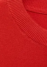 Jersey de punto fino color rojo, de manga corta, diseño entallado y cuello redondo.