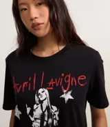 Remera negra de algodón con estampa de Avril Lavigne en blanco y rojo.