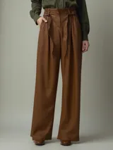 Pantalón marrón de cuero sintético, corte palazzo, tiro alto y lazo en la cintura.