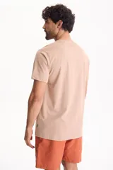 Remera básica de algodón color blanco, con cuello redondo y mangas cortas.