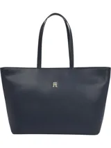 Cartera shopper azul marino de Tommy Hilfiger, confeccionada en poliuretano con doble asa superior y cierre de cremallera. Presenta el logotipo metálico de la marca en la parte delantera.
