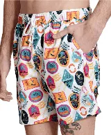Short de baño con estampado de motivos playeros y postales vintage sobre fondo blanco, con cintura elástica y cordón ajustable.