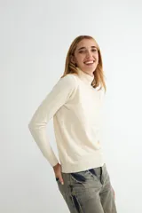 Polera de cuello alto y manga larga, confeccionada en tejido de punto fino con un diseño ajustado al cuerpo.