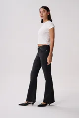 Jean oxford tiro bajo, color negro, de corte ajustado en la parte superior y con botamanga acampanada. Cuenta con bolsillos funcionales, pasacintos y cierre frontal con botón metálico.