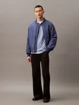 Chomba azul de poliéster con monograma de Calvin Klein, corte regular, mangas cortas y cuello polo con cartera de dos botones ocultos.