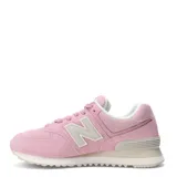 Championes urbanos New Balance modelo 574, color rosado, confeccionados en una combinación de gamuza y tejido de pana. Presentan el logo 'N' característico en los laterales en tono crema, entresuela con tecnología ENCAP y suela de goma.