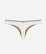 Bombacha de bikini básica confeccionada en microfibra texturizada color blanco marfil, con doble hilo y ribetes en contraste en tono marrón y celeste.
