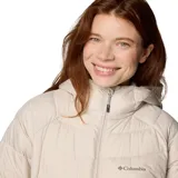 Campera acolchada de largo medio Columbia, color beige, con capucha integrada, cierre frontal completo, bolsillos laterales con cremallera y puños elásticos.
