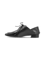 Zapato estilo oxford de cuero negro con diseño vanguardista, cordones y detalle en cuero con textura de reptil en la parte frontal. Cuenta con un tacón bajo cuadrado y suela laqueada.